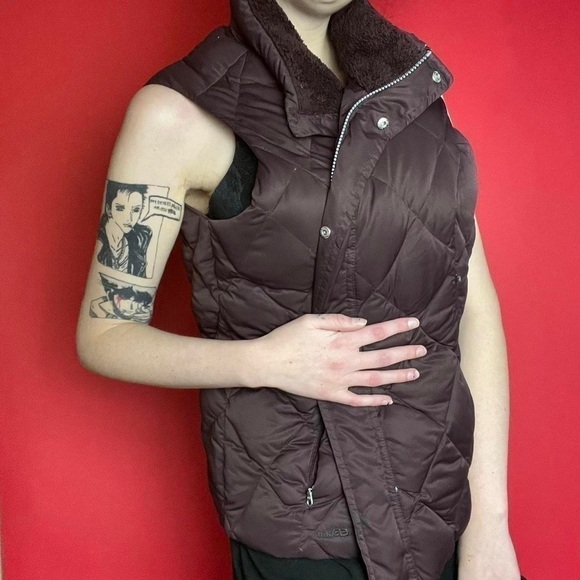 Brown puffer vest with furry inside 🤎🤎​​​​​​​​​​​​​​​​​ - Picture 4 of 6